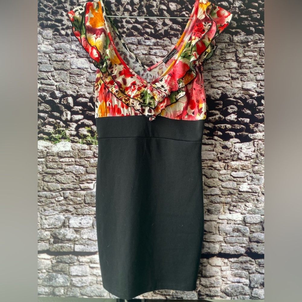 Body Central Tropical Print Ruffle Trim Bodycon. Size Small. Black dress.